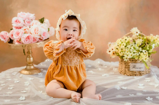 昆明宝宝几个月会转头 昆明宝宝几个月会转头